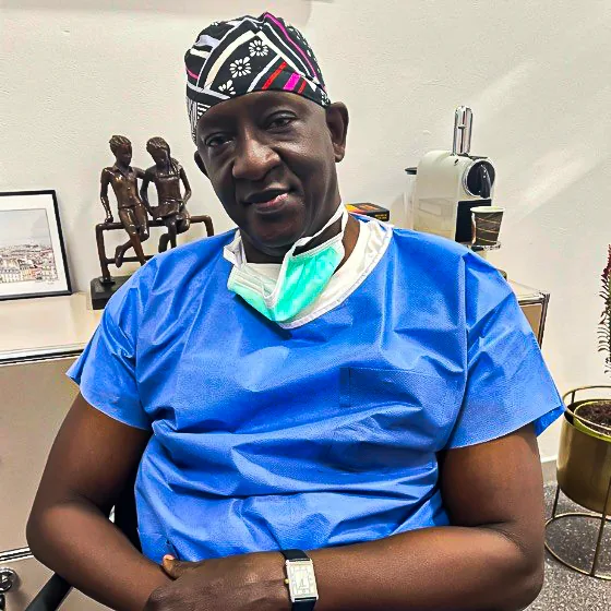 Le Dr Maguette Ba en tenue de bloc opératoire